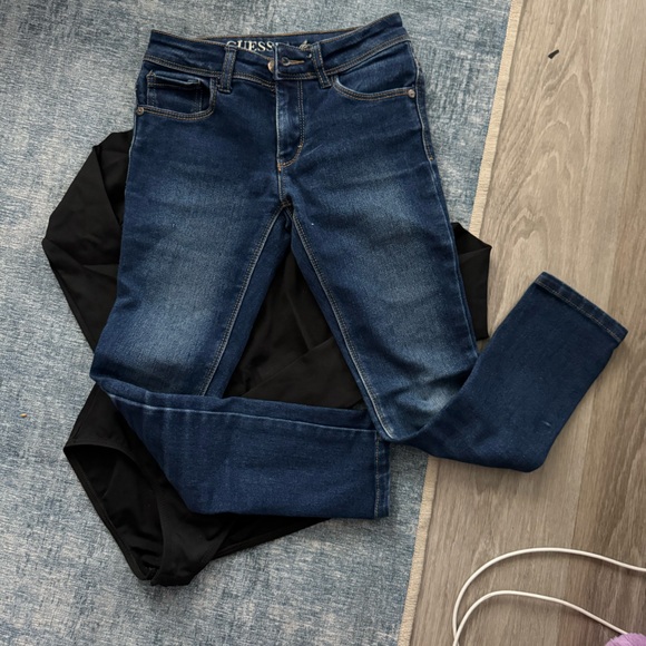 GUESS Skinny Jeans and bodysuit Set - Picture 3 of 9